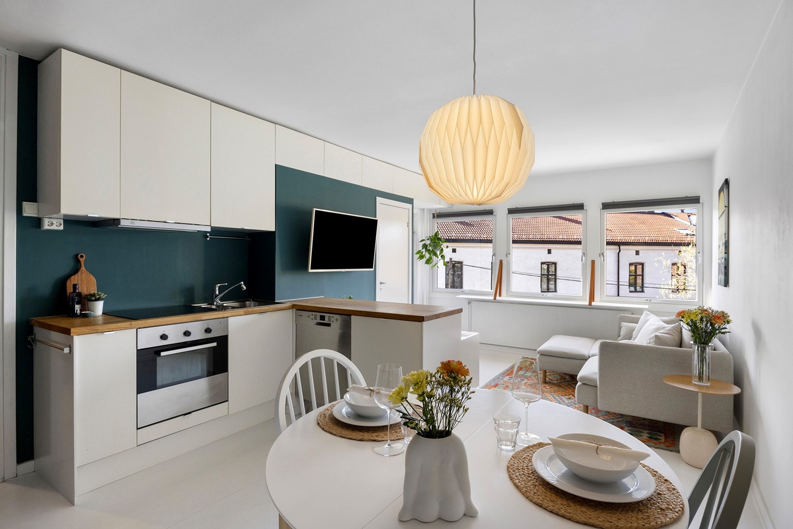 Moderne kjøkkeninnredning, benkeplater av treverk. Galleribilde