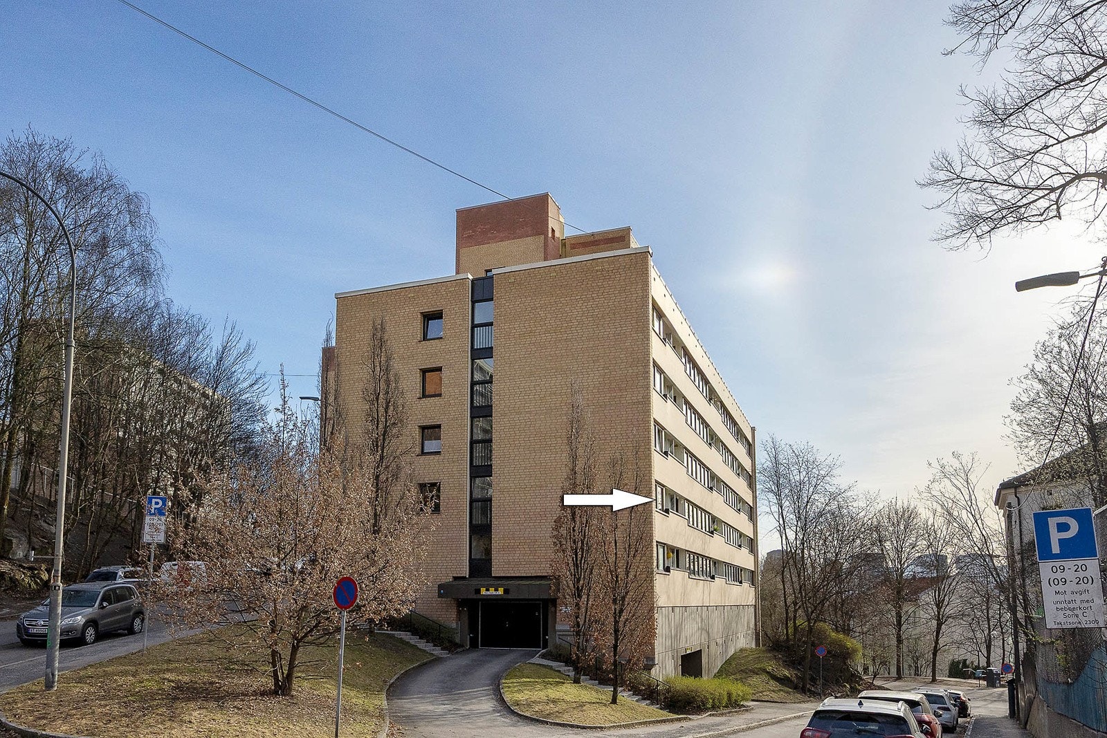 Trappefri adkomst fra inngangsparti, men hele leiligheten ligger høyt over bakkeplan Galleribilde