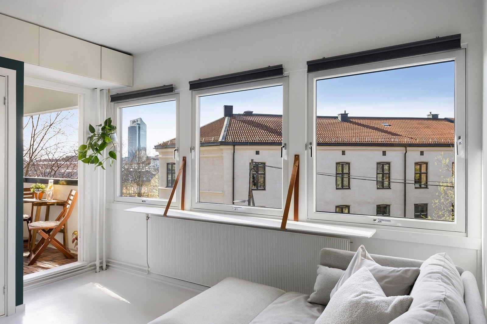 Store vindusflater som gir godt med dagslys Galleribilde