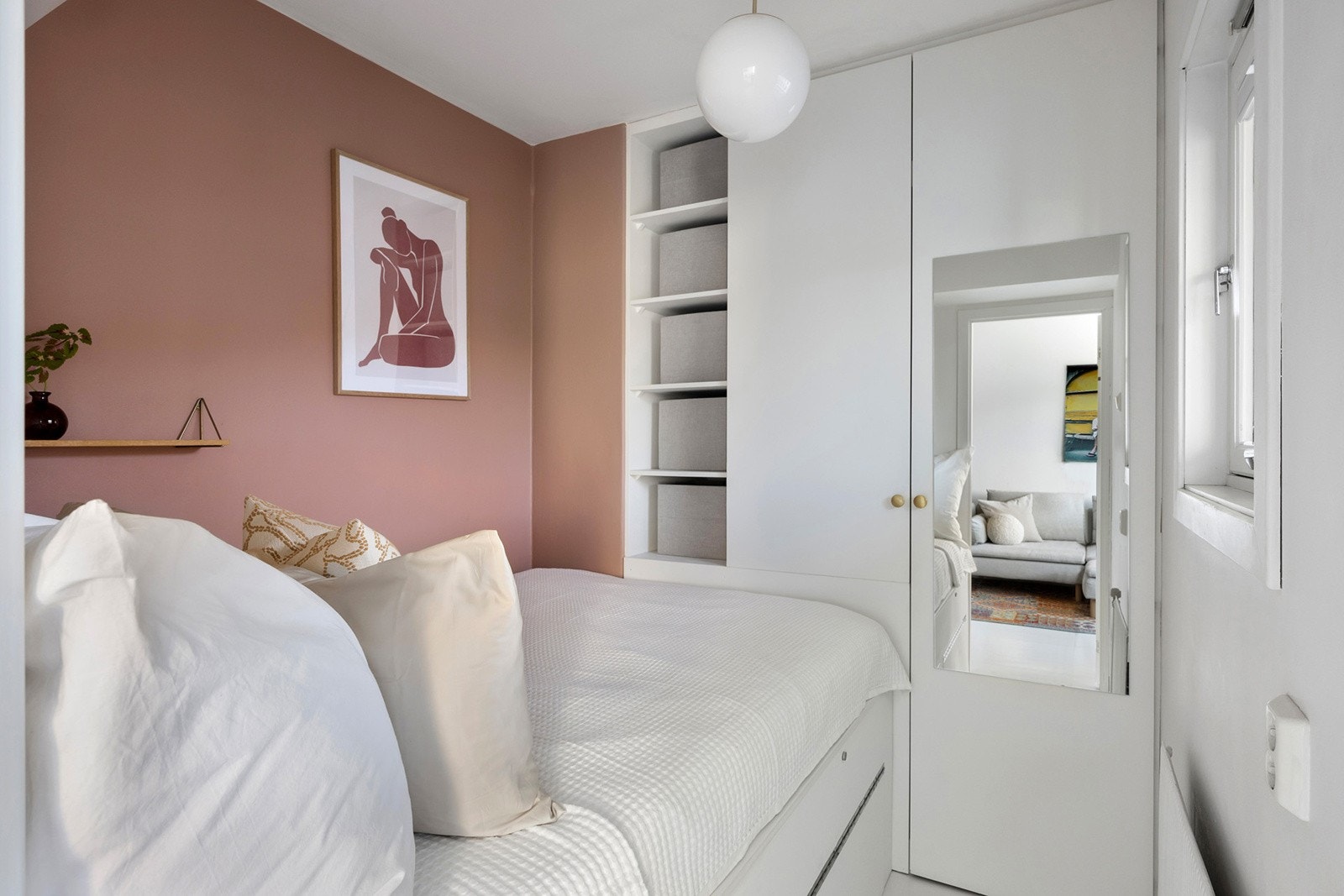 Plassbygd dobbelseng og garderobeskap med mye oppbevaring Galleribilde