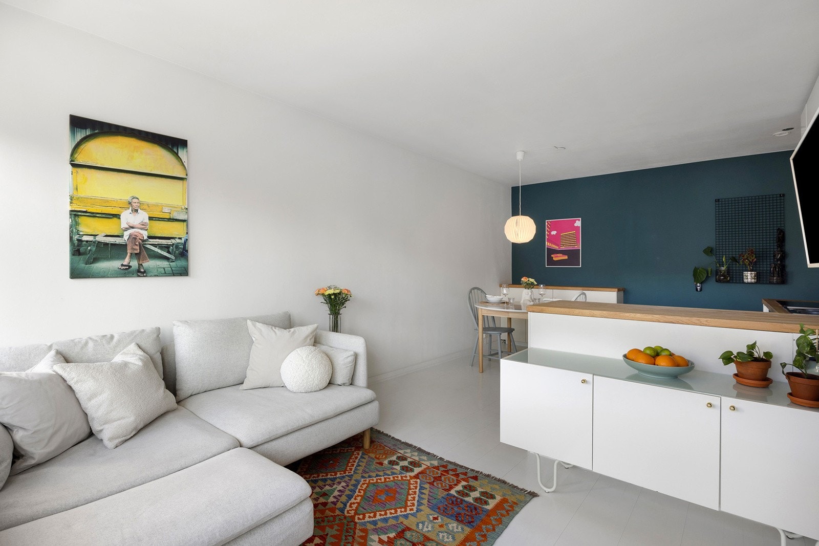 Stue med god plass til sofagruppe og spisebord Galleribilde