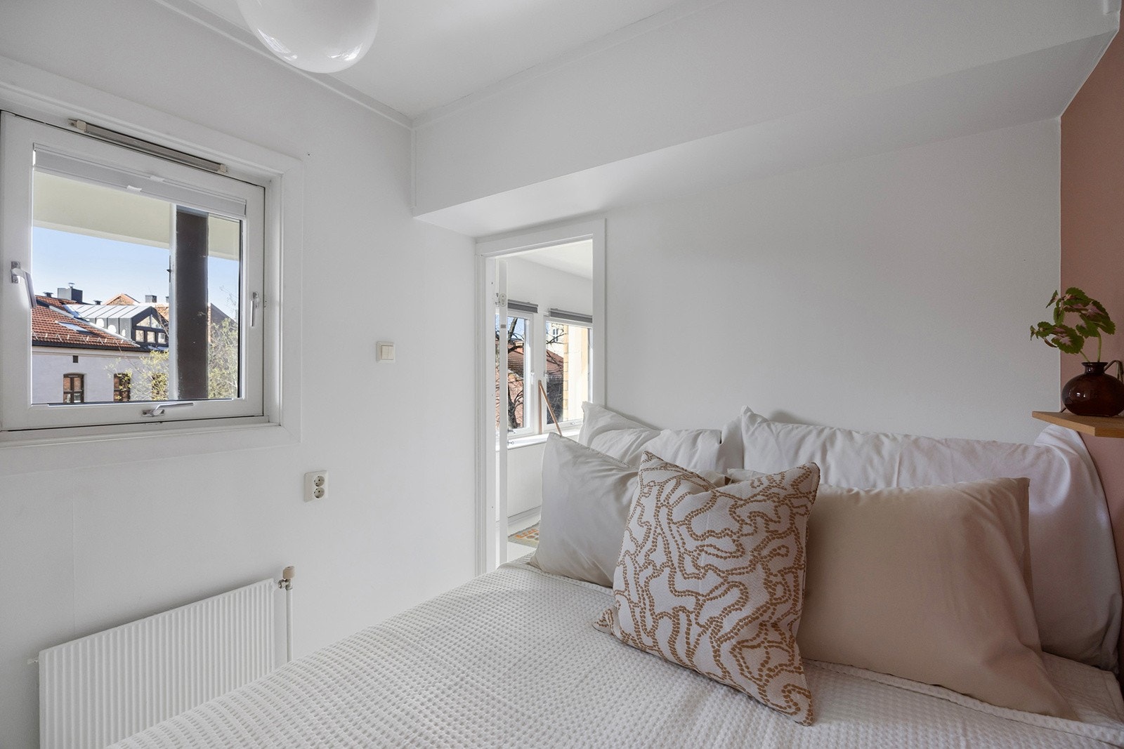 Rom med vindu og dør som selger benytter som soverom Galleribilde