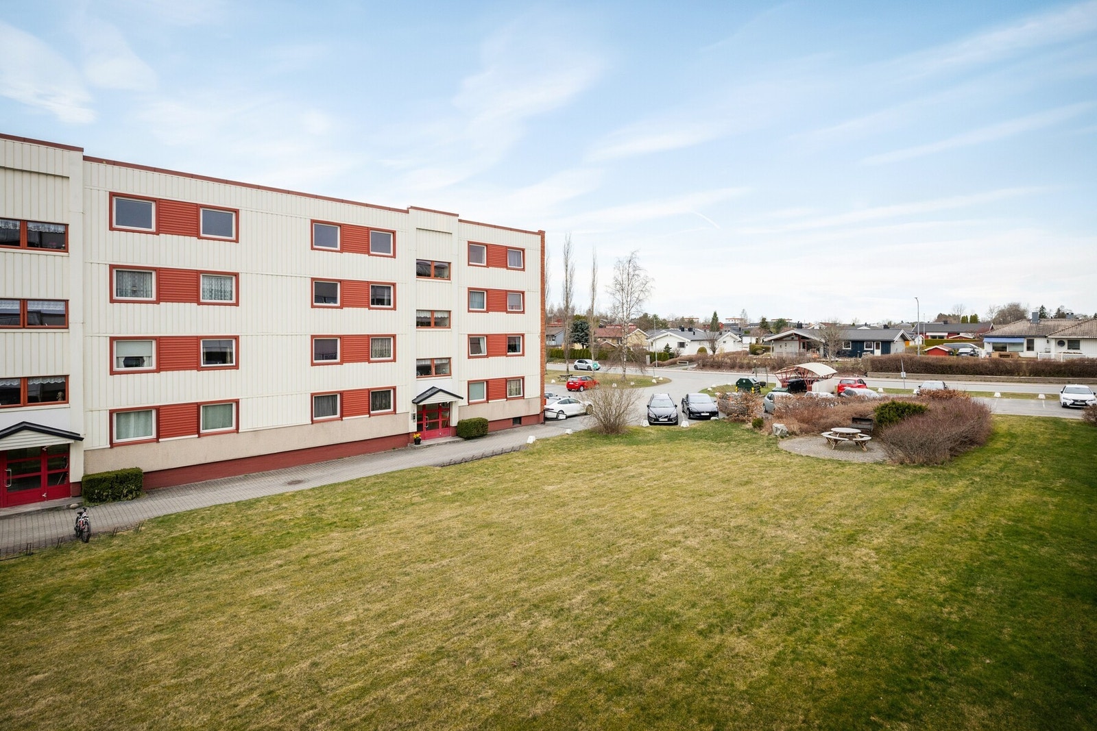 Eiendommen er beliggende i veletablert og populært boligområde ca. 1,7 km fra Askim sentrum. Her finnes det treningssentre, badeland, lysløyper, golfbane, samt Askim IF som tilbyr mange aktiviteter. Galleribilde