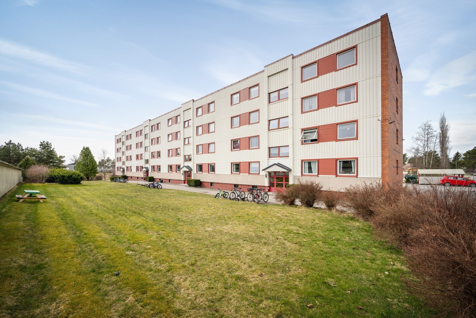 Beliggende i et veletablert og populært boligområde i Askim, med kort vei til skole, barnehage, lekeplasser og flotte turområder. Galleribilde