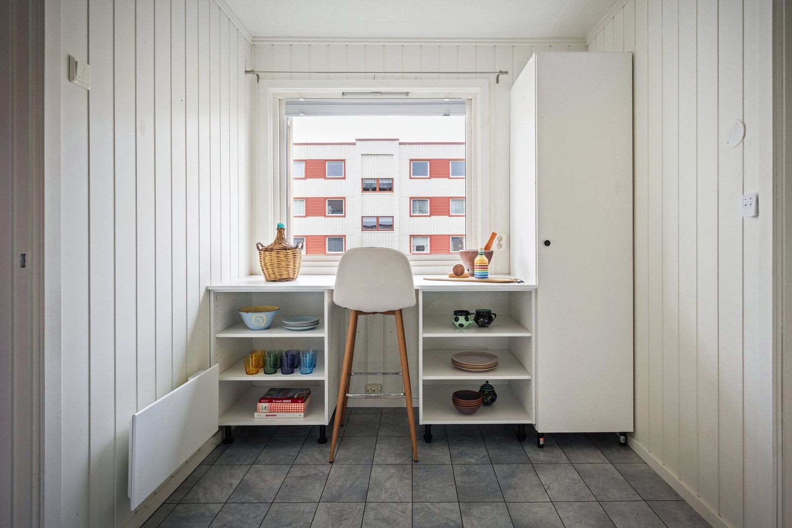 Ved vinduet er det en naturlig plass til et lite spisebord - perfekt for frokost og kaffekoppen i morgensolen. Store vindusflater gir også kjøkkenet et godt og naturlig lysinnslipp. Galleribilde