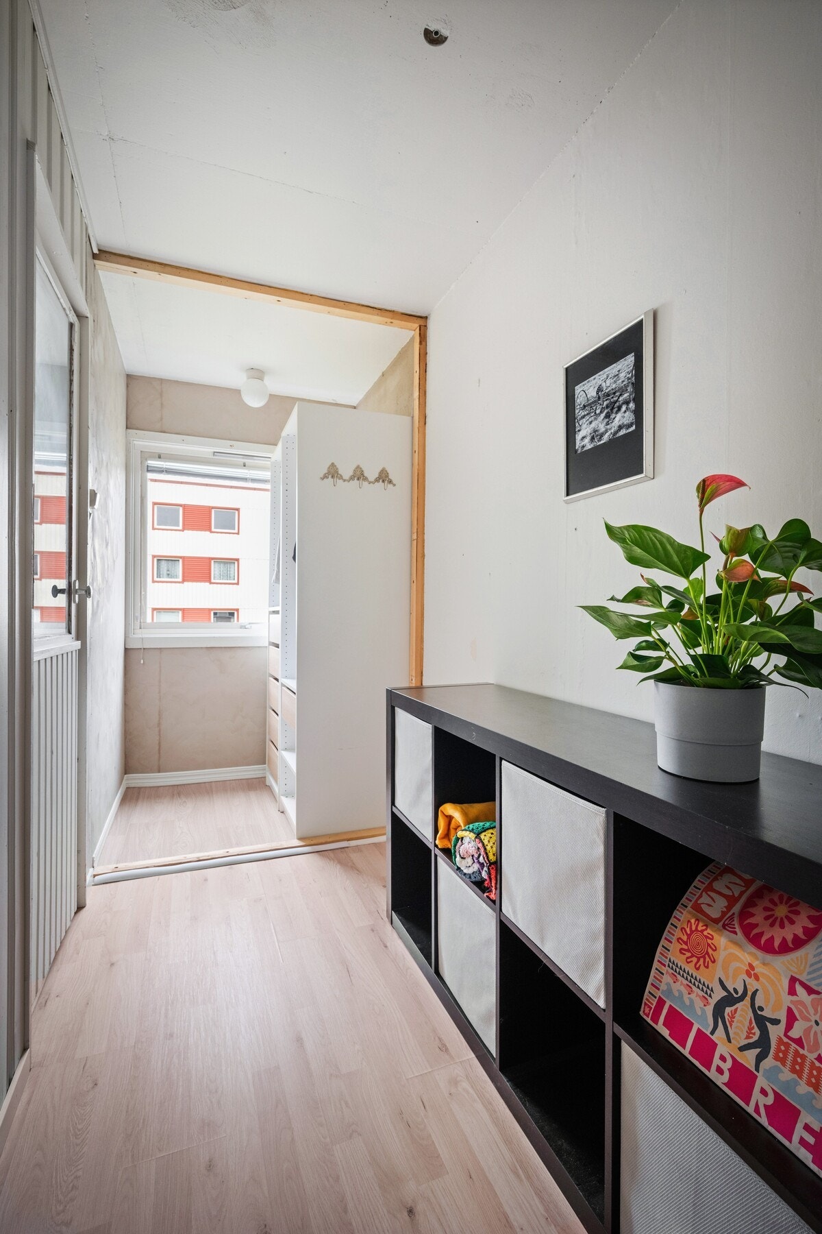 Leiligheten har godt med lagringsplass med en innvendig bod som gir praktisk oppbevaring for det man ikke ønsker fremme til daglig. Galleribilde