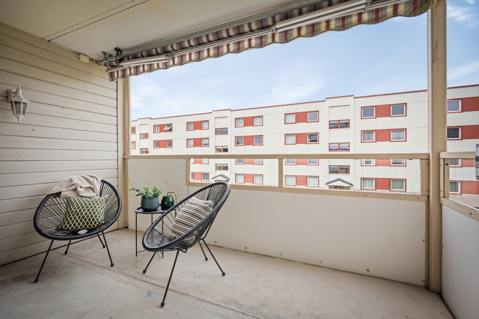 Fra stuen er det utgang til en overbygget og skjermet balkong med plass til utemøbler, grill og planter. Galleribilde