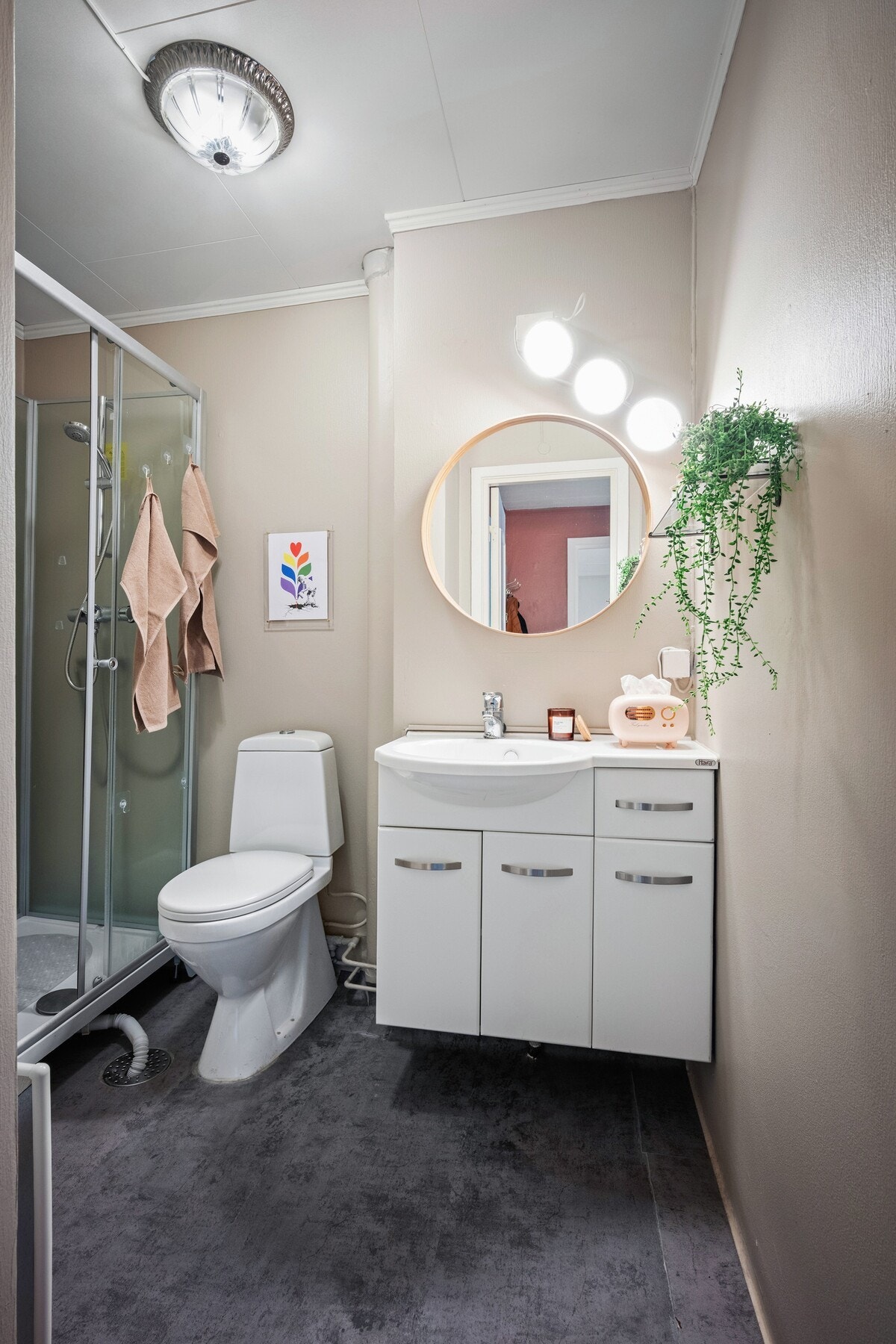 Lyst og pent bad med flislagte overflater som gir et rent og moderne uttrykk. Galleribilde
