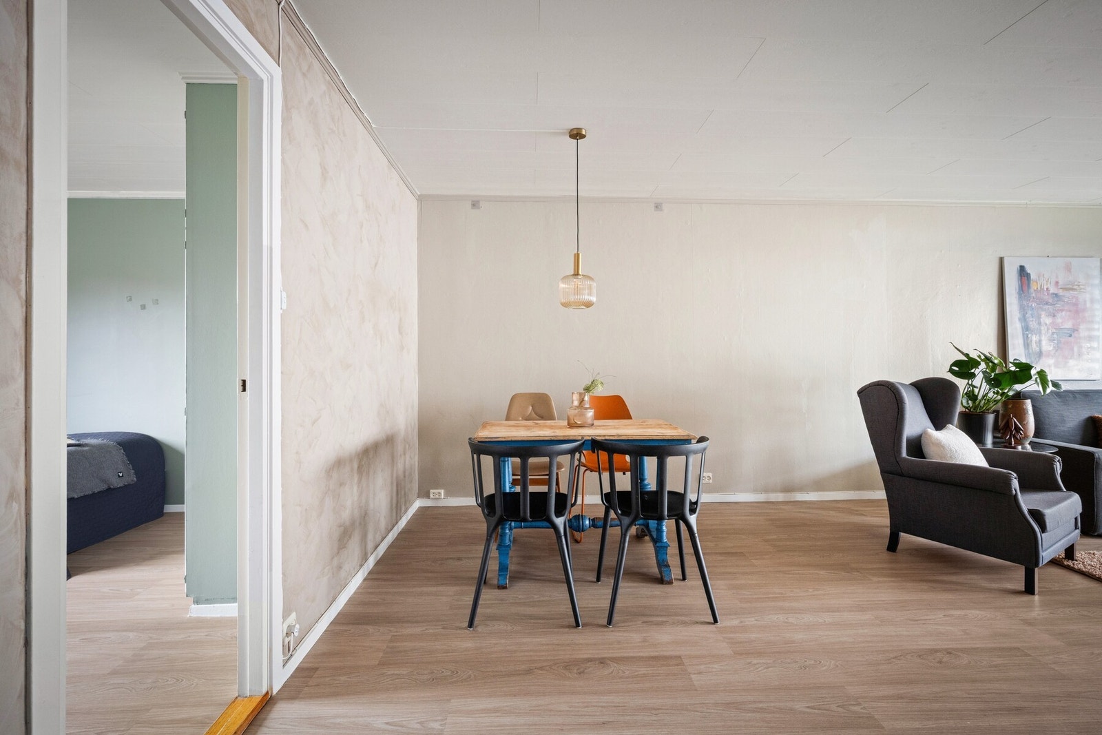 Med plass til en større spisegruppe blir dette et naturlig samlingssted for måltider og hyggelige stunder med familie og venner. Galleribilde