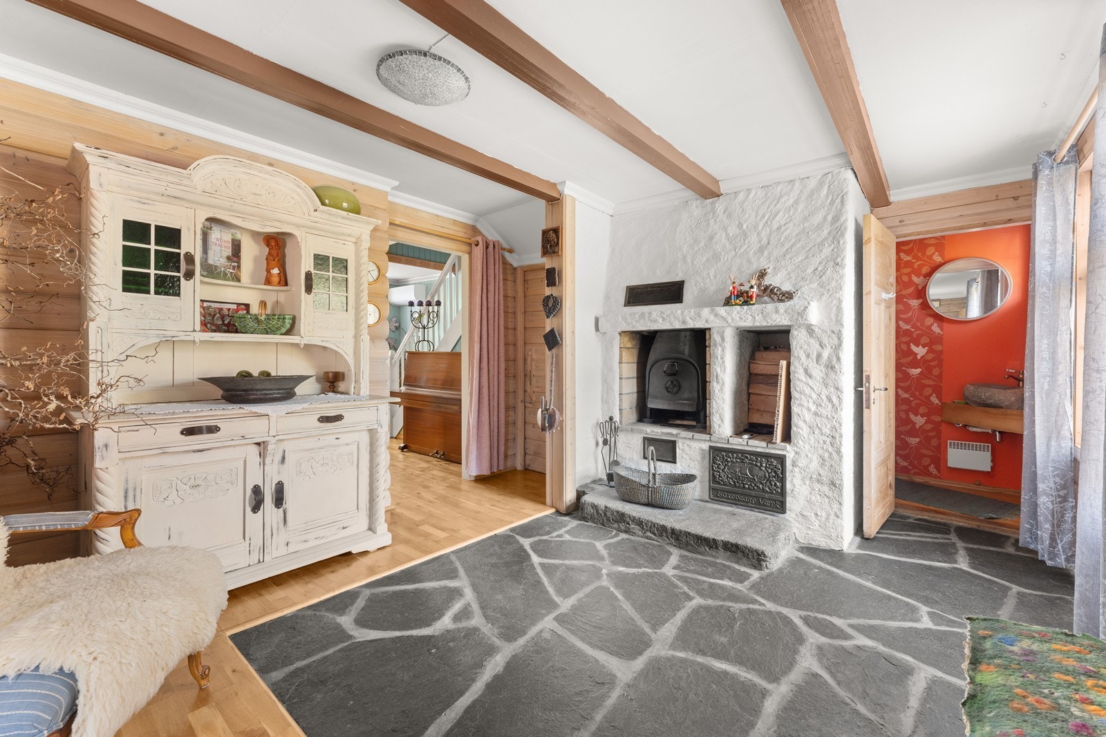 Sjarmerende rom med rustikke detaljer og peis. Galleribilde