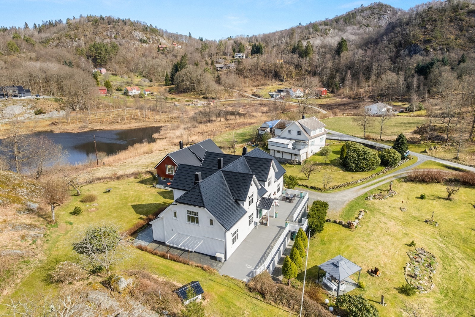 Sjarmerende eiendom med naturskjønn beliggenhet, utsikt mot vann og romslig hage. Galleribilde