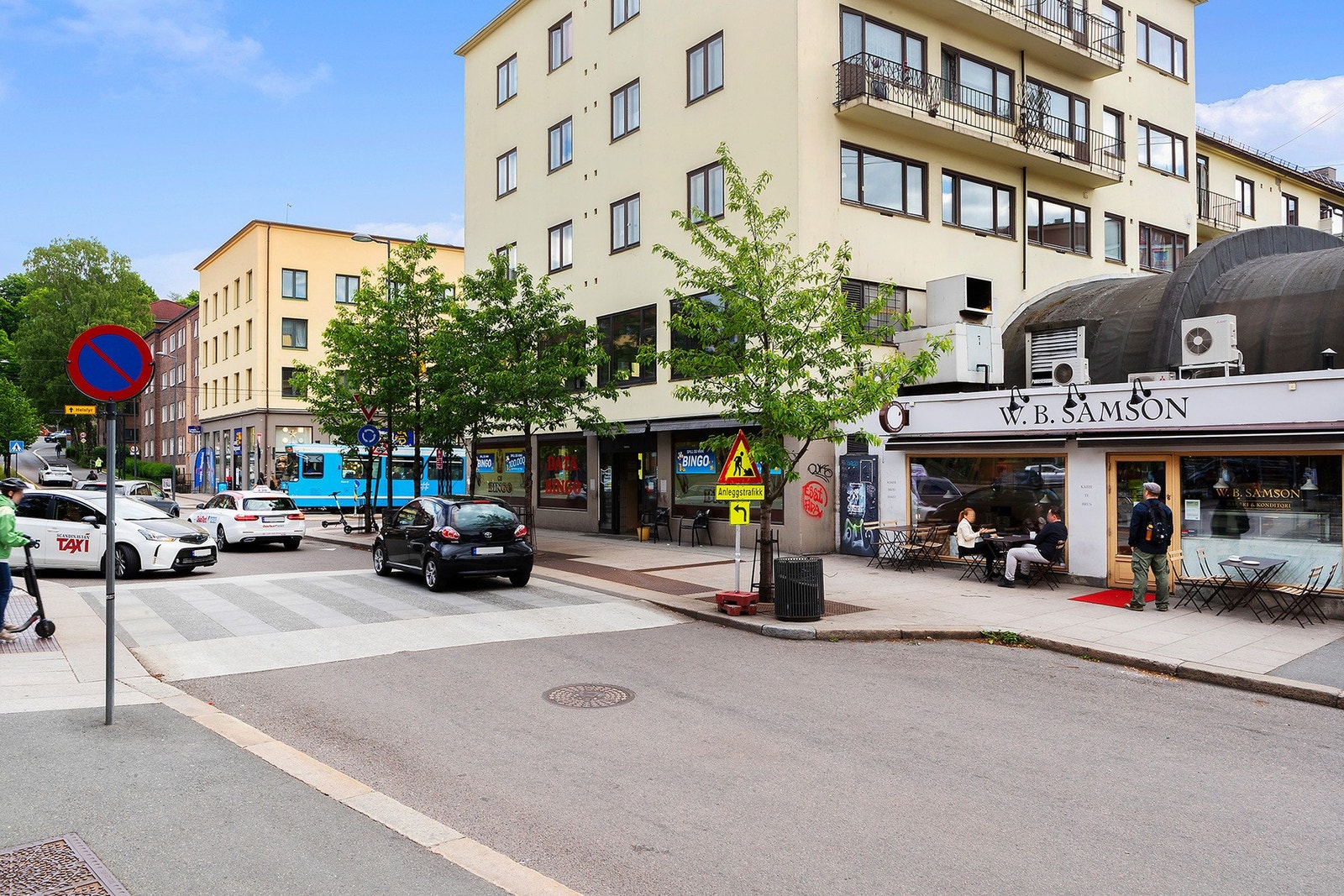 Like ved boligen finnes en rekke kaféer, butikker, og kollektiv transport. Galleribilde