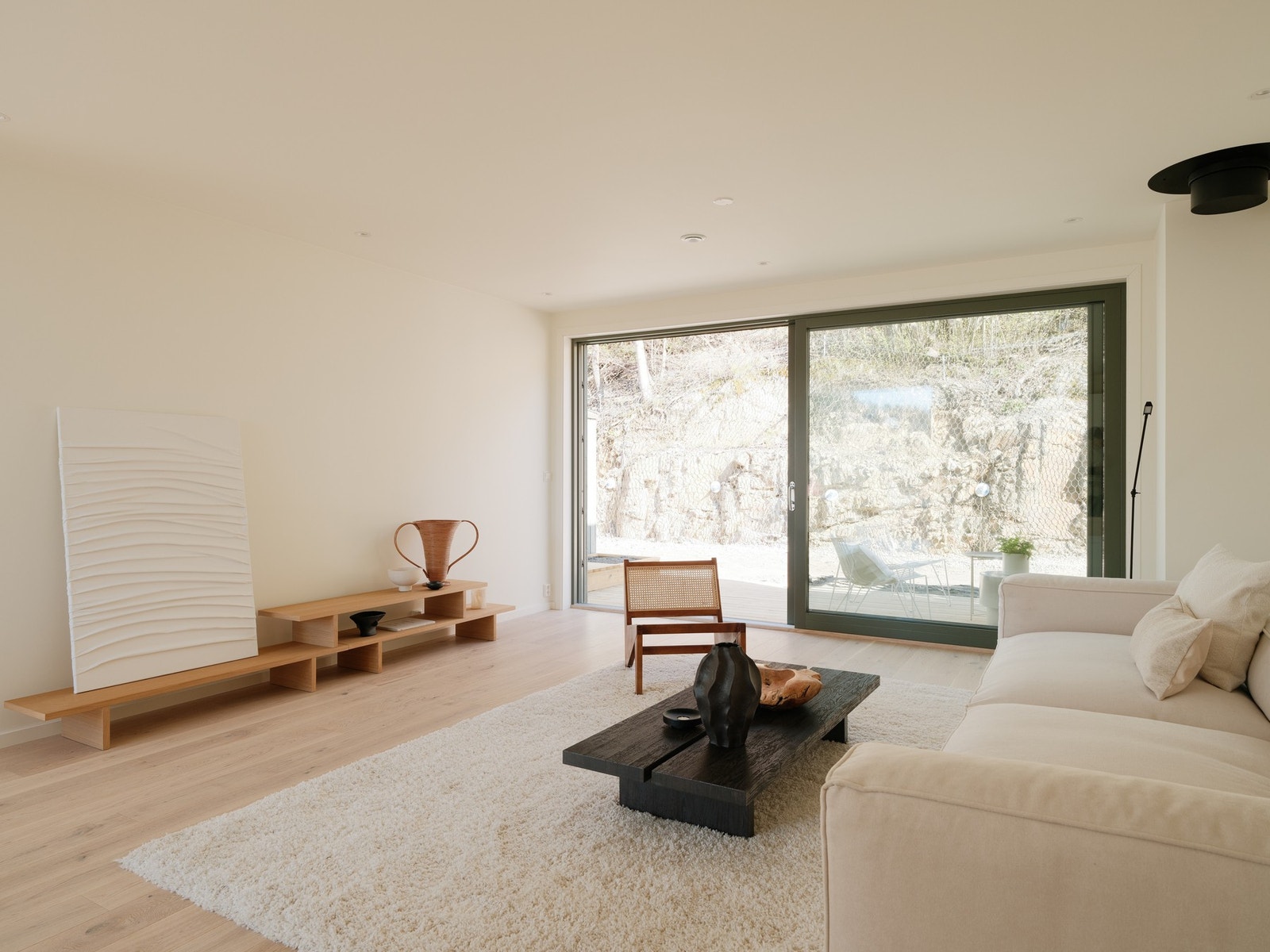 Stort oppholdsrom som enkelt kan innredes med ønskelige møblementer. Galleribilde