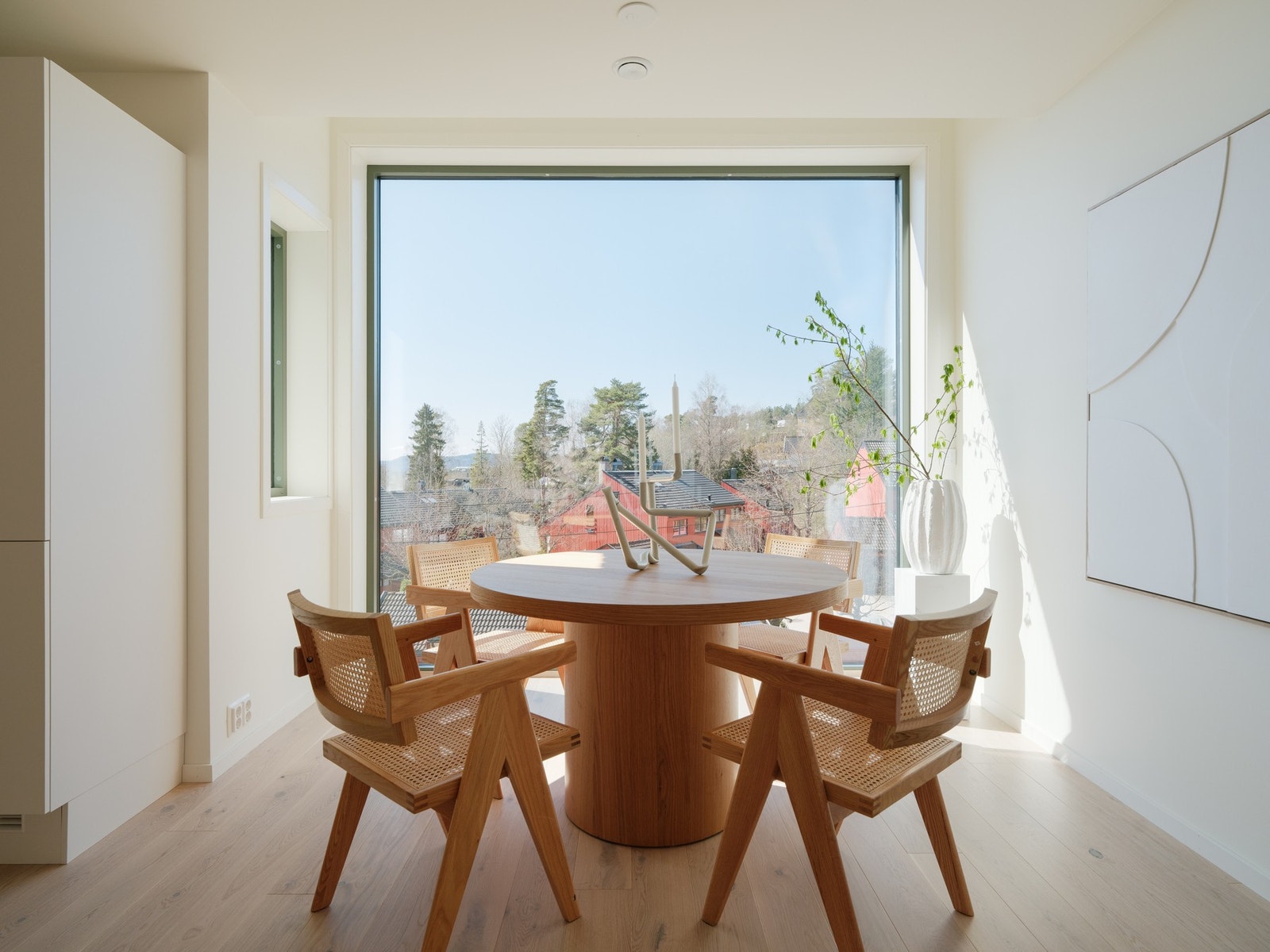 Praktisk sone til stor spiseseksjon, hvor man kan nyte en fantastisk utsikt. Galleribilde