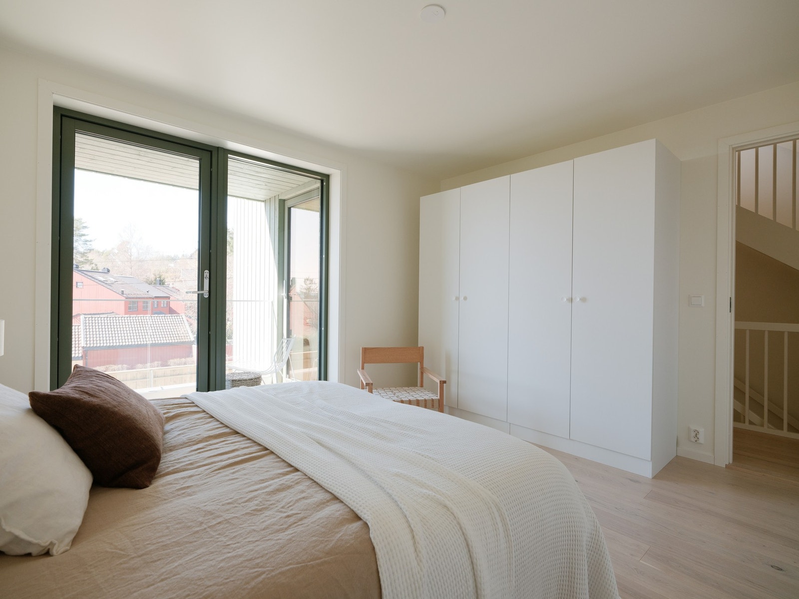 Det er montert 1. stk garderobeskap 100x200 pr. soverom. Galleribilde