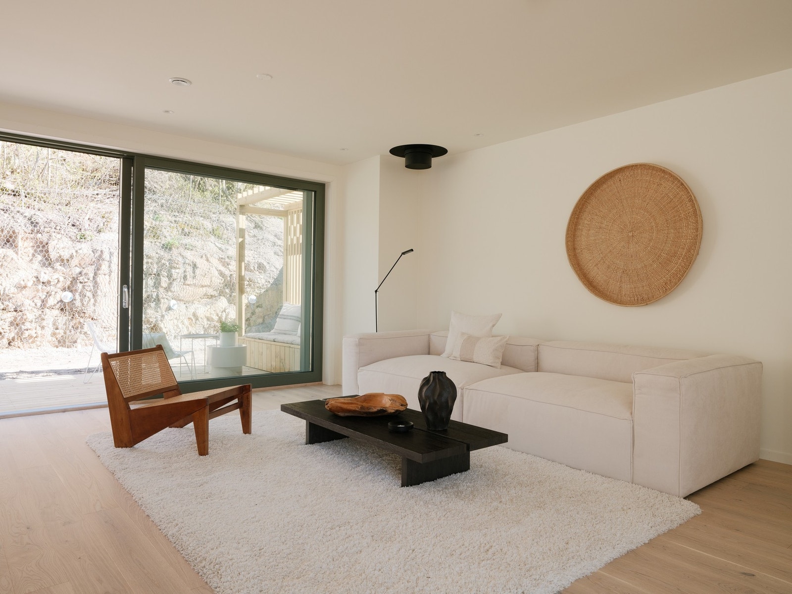 Boligen er belagt med en-stavs eikeparkettgulv, type lys eik. Galleribilde