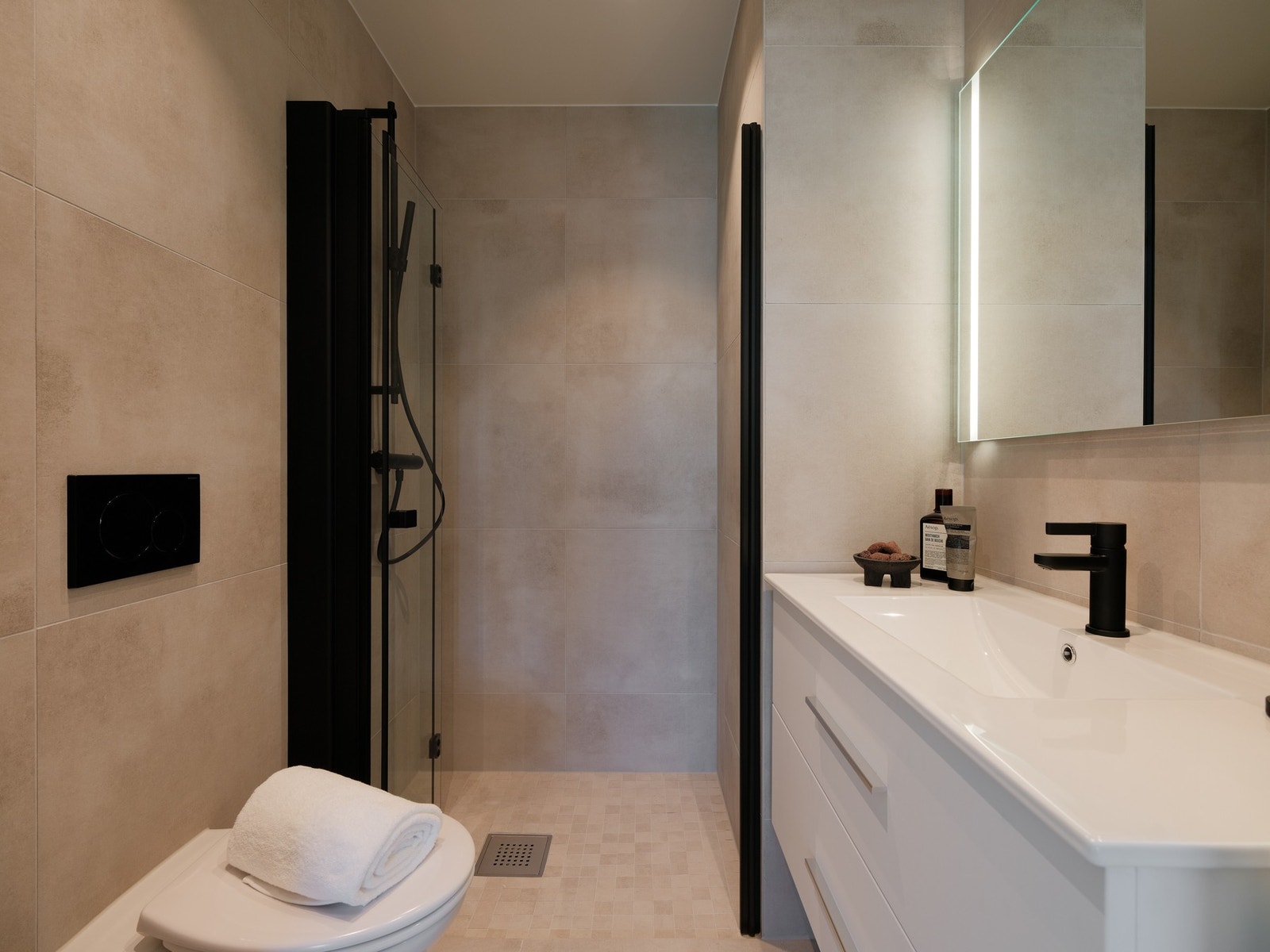 60 cm servantmøbel, speil med lys, vegghengt toalett og dusjvegger. Galleribilde