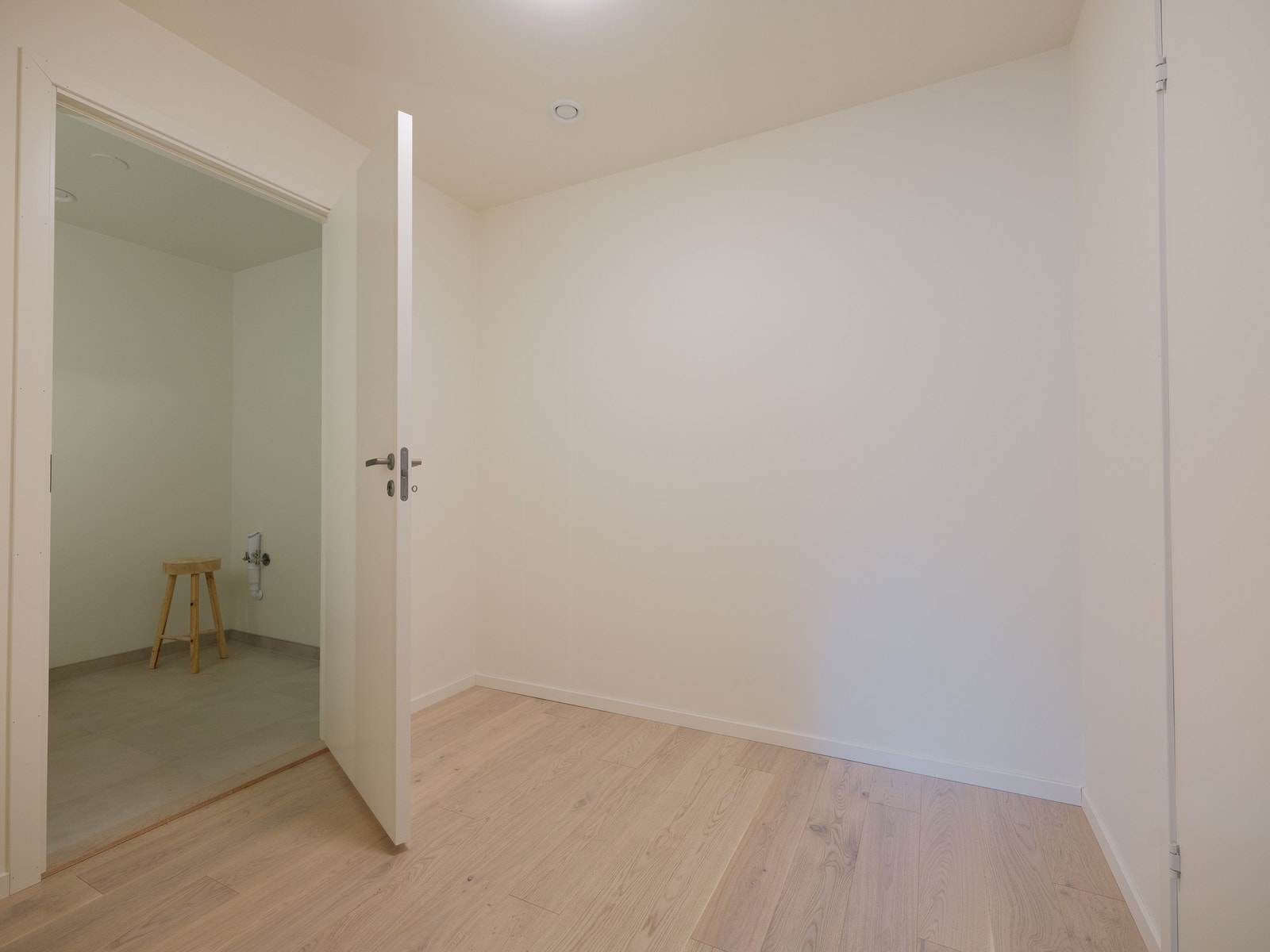 Praktisk innvendig bod som kan innredes med garderobeskap. Galleribilde