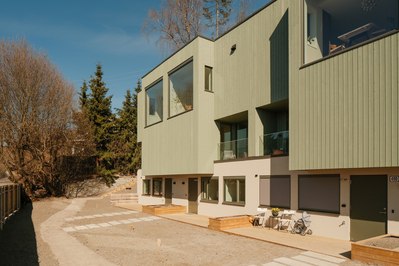 Boligen ligger i rolige omgivelser ved kanten av marka, noe som gir enkel tilgang til turstier og naturopplevelser. Galleribilde