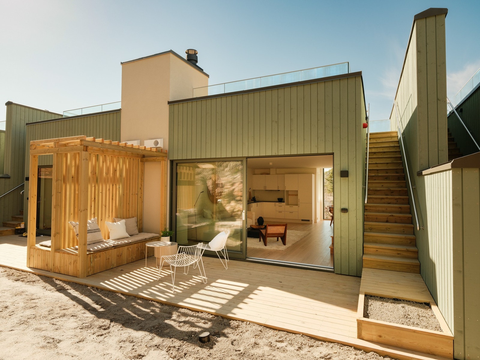 Tilkomst fra stue til stor markterrasse som skaper en forlengelse av stuen. Galleribilde