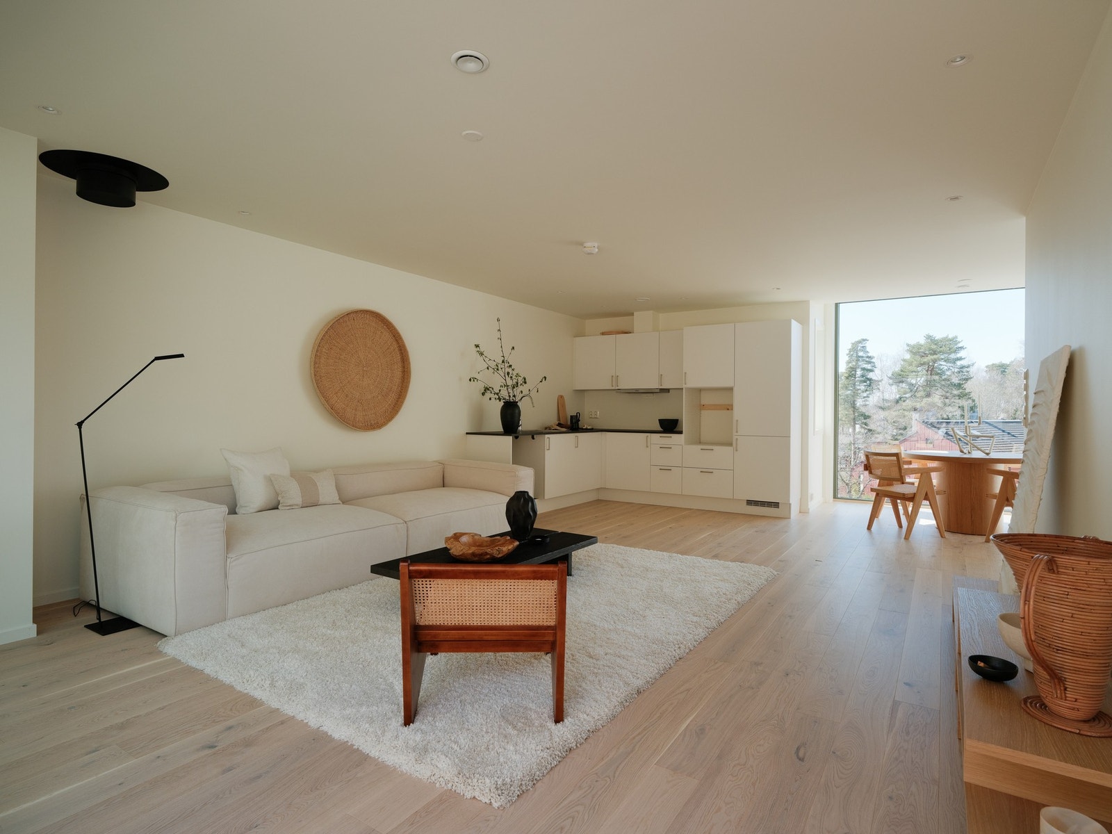 Åpen stue- og kjøkkenløsning gjør matlagningen til en sosial aktivitet, samtidig som romløsningen tillater alenetid i hver sin krok. Galleribilde