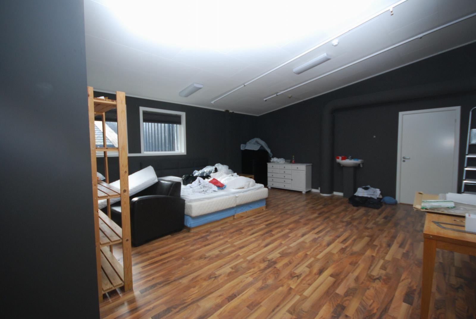 Svært soverom mot parkplass på baksiden Galleribilde