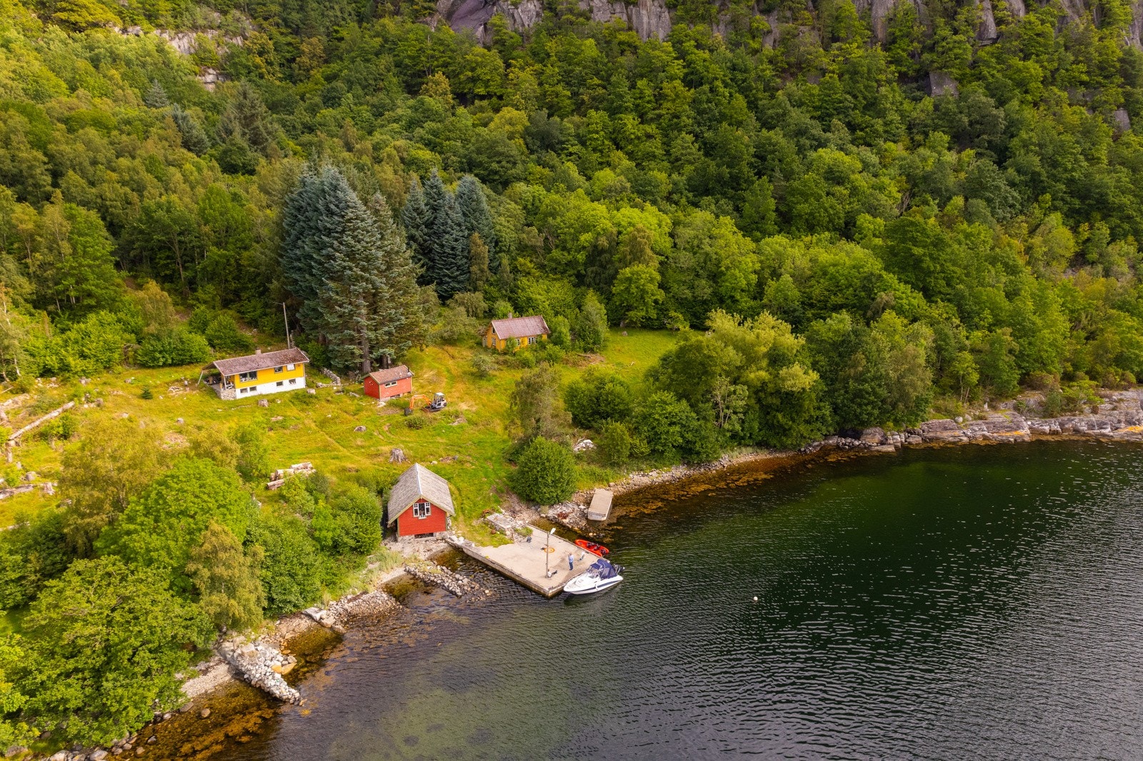 Sjeldent idyllisk beliggende eiendom på Halsnøy i Ryfylke. Galleribilde