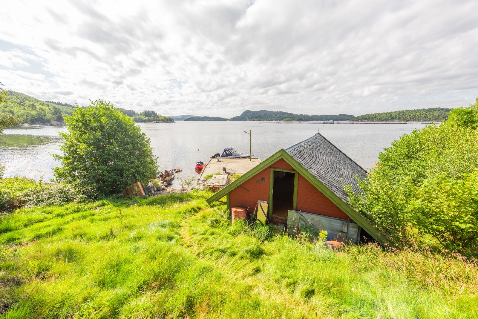 Fra eiendommen er det kort avstand inn til Skartveit Gjestehavn med båt. Galleribilde