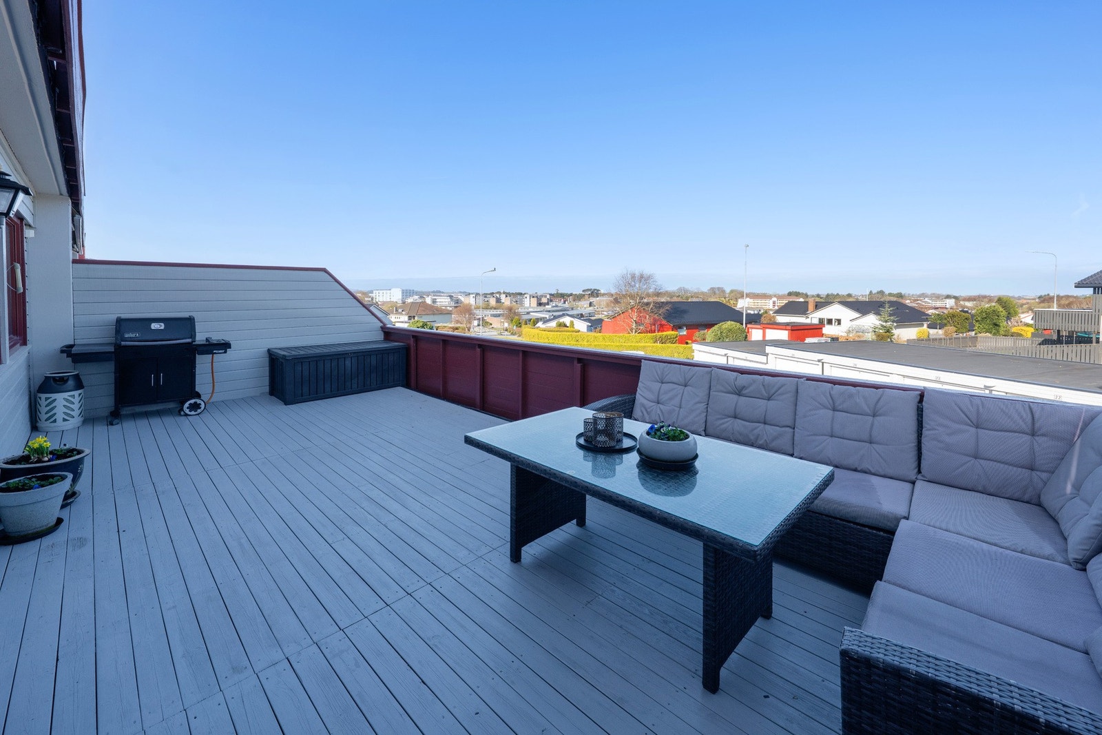 Leiligheten har en stor terrasse utfor leiligheten Galleribilde