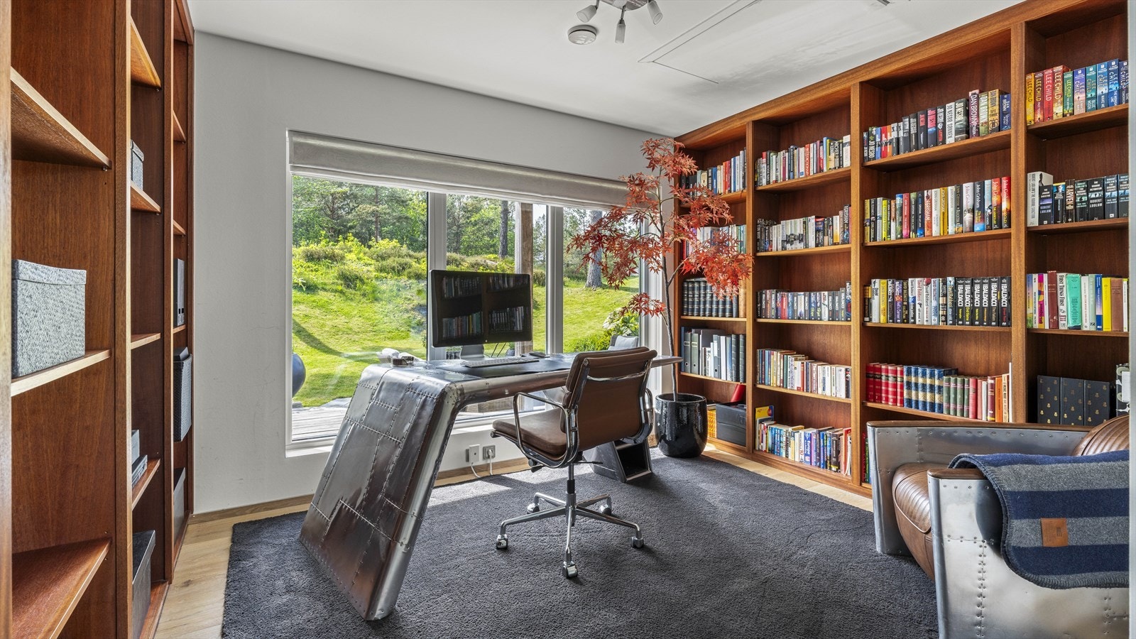 I husets hjerte ligger biblioteket som også kan brukes som soverom. Nydelig utsikt ut til den flotte hagen. Galleribilde