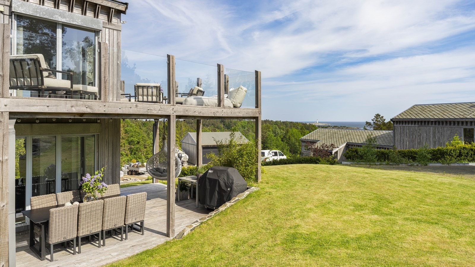 Det er flott spiseavdeling under tak, og en herlig lounge-avdeling på altanen. Galleribilde