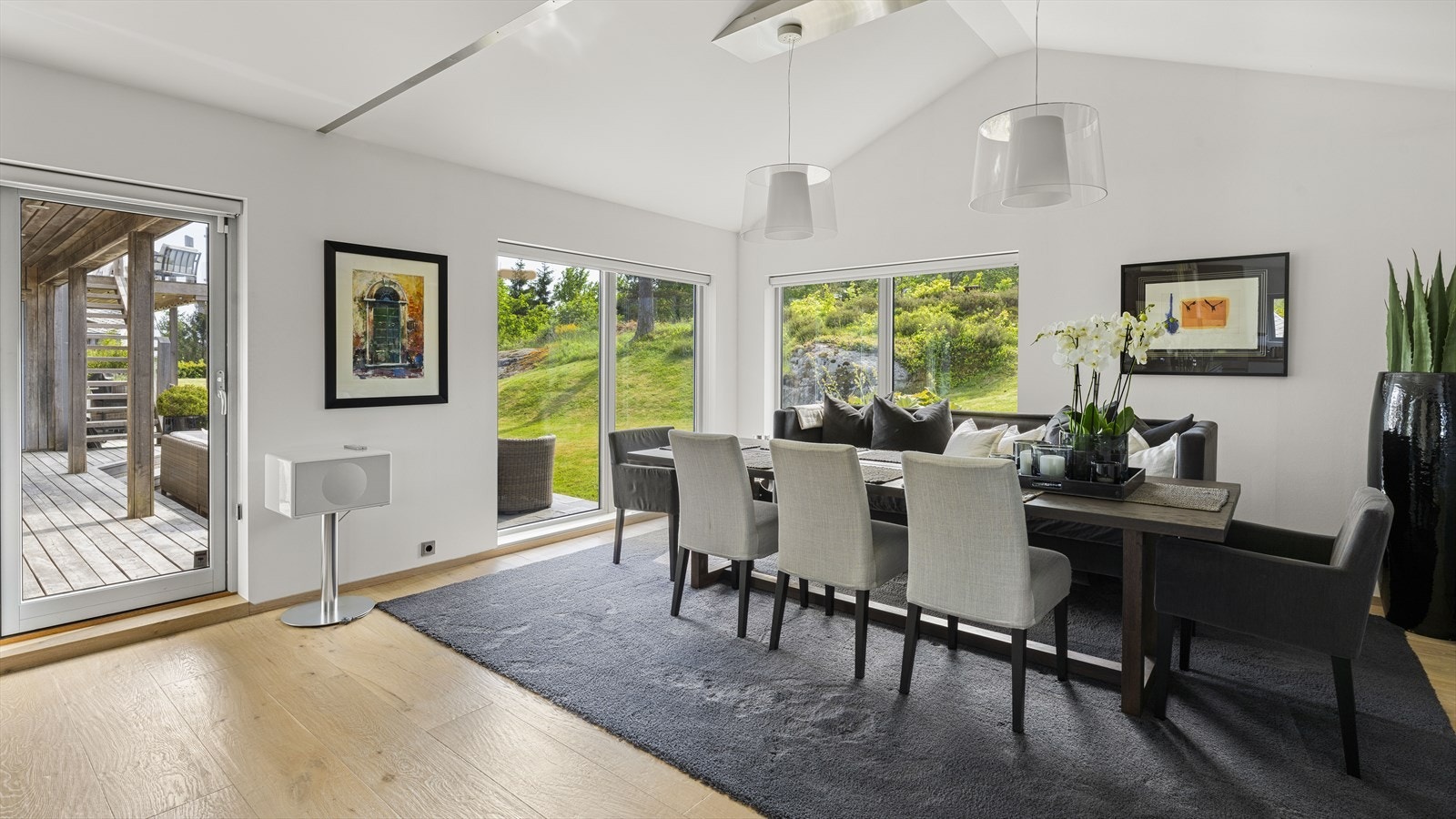 Fra kjøkkenet er det utgang til terrassen og
hagen. Galleribilde