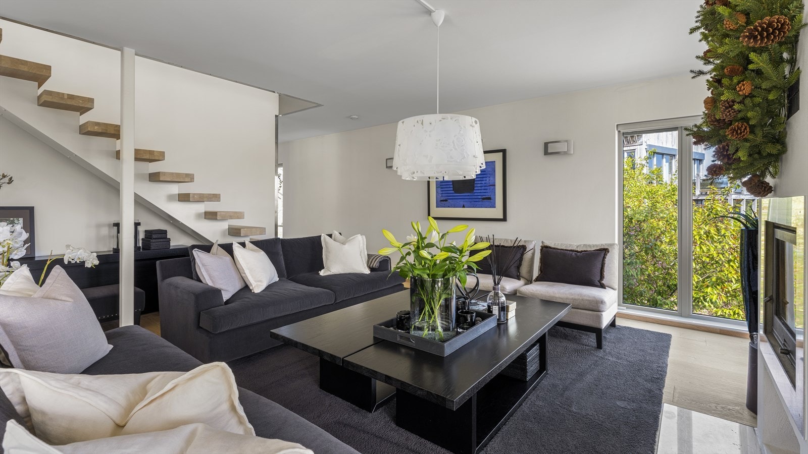 En svevende trapp leder fra stua opp til øverste etasje. Galleribilde