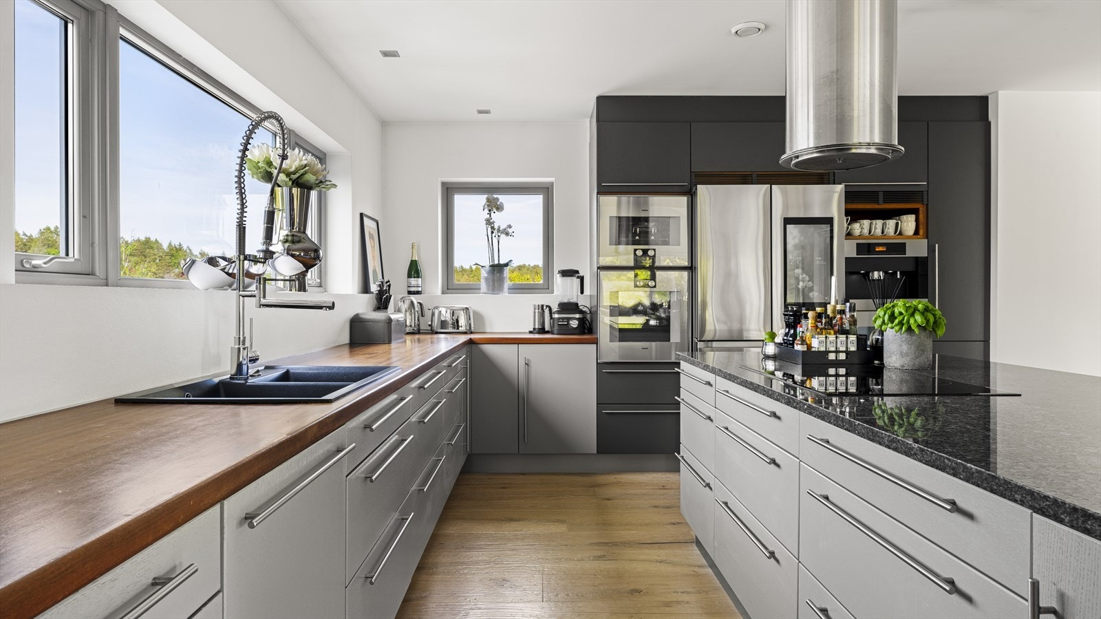 Planløsningen er gjennomtenkt, og det er gode arbeidssoner. Alt er tilrettelagt for de gode matopplevelsene. Galleribilde