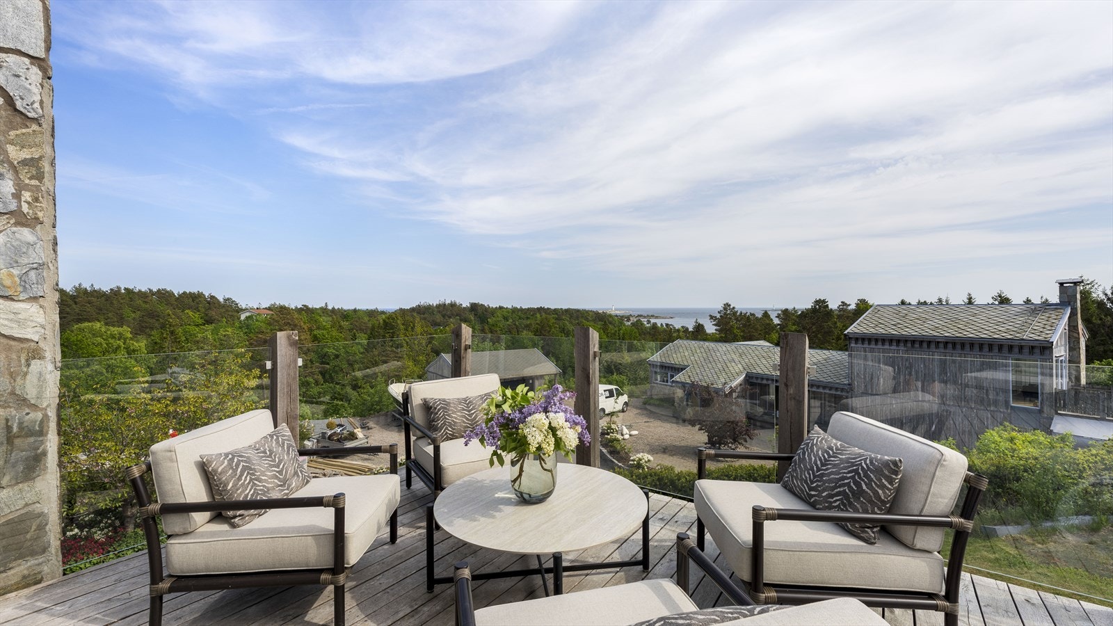 Verandaen ut fra TV-stua er skapt for varme sommerdager i sola. Galleribilde