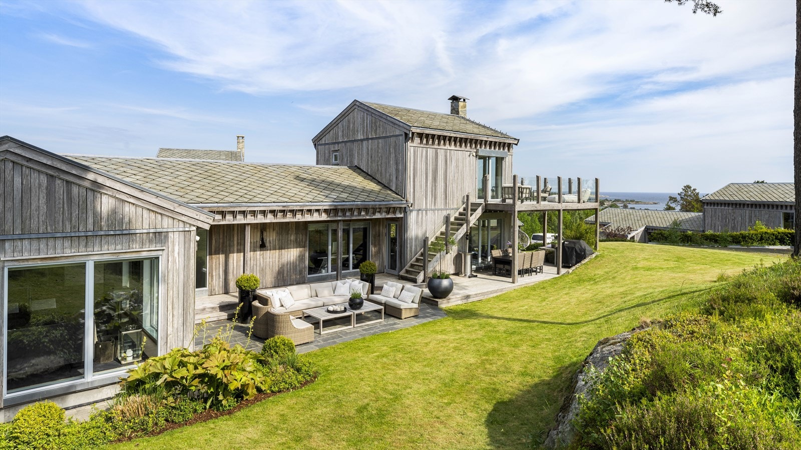 Boligen har flere flotte uteområder som passer uavhengig av når på døgnet det skal nytes. Områdene er forøvrig veldig usjenerte. Galleribilde