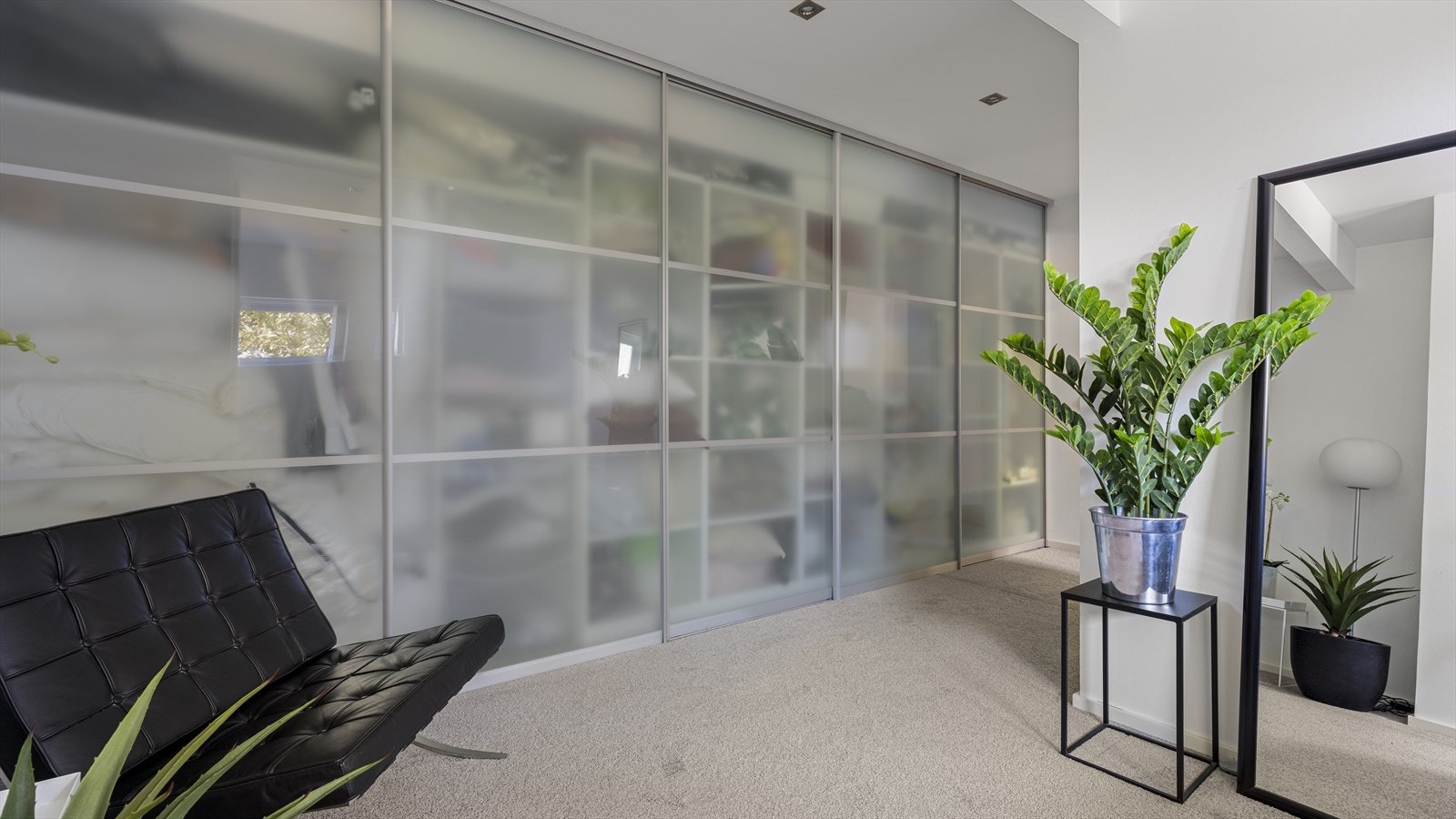 Skyvedørsgarderobe med glassdører. Denne garderoben rommer mye. Galleribilde