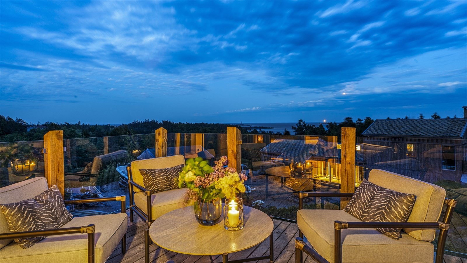 Nydelig, stemningsfull uteplass med fantastisk utsikt. Her kan man se lyset fra fyrlykta på Torungen. Galleribilde