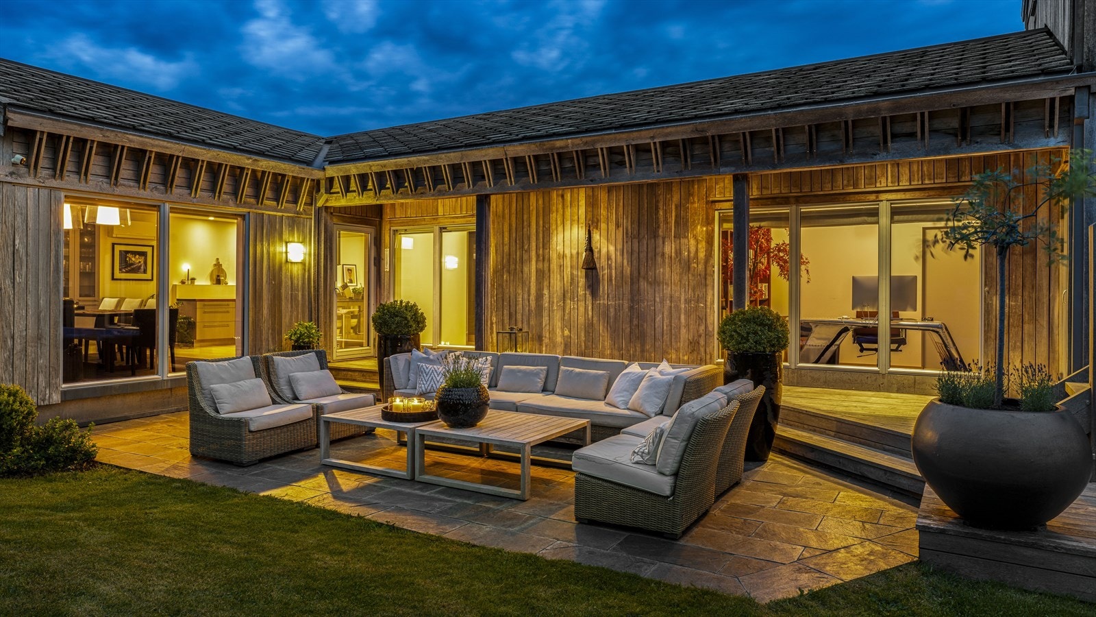 Skumring i hagen. Galleribilde