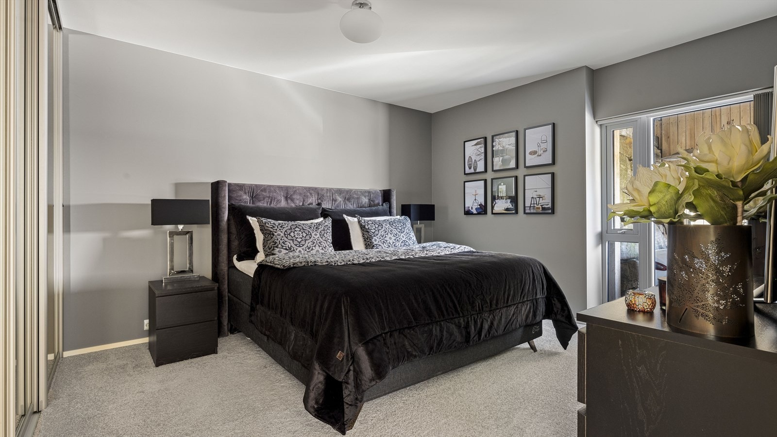 Lekkert hovedsoverom med stor skyvedørsgarderobe. Galleribilde