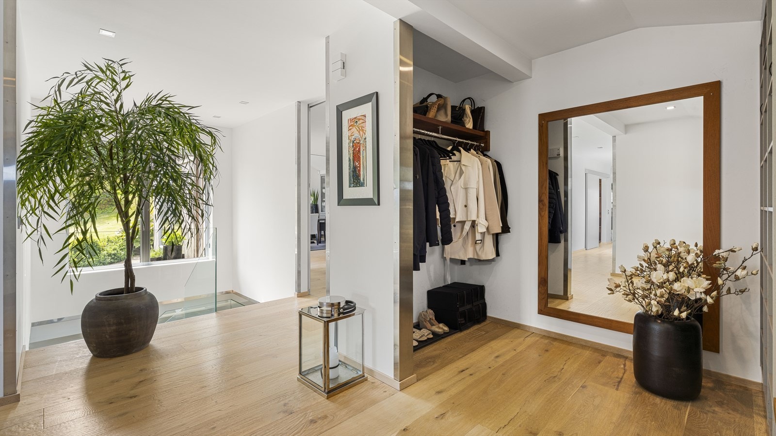 I entréen er det godt med plass til å henge fra seg yttertøy, og en stor skohylle. Gjennomgående i hele boligen er det lagt et vakkert eikegulv. Galleribilde