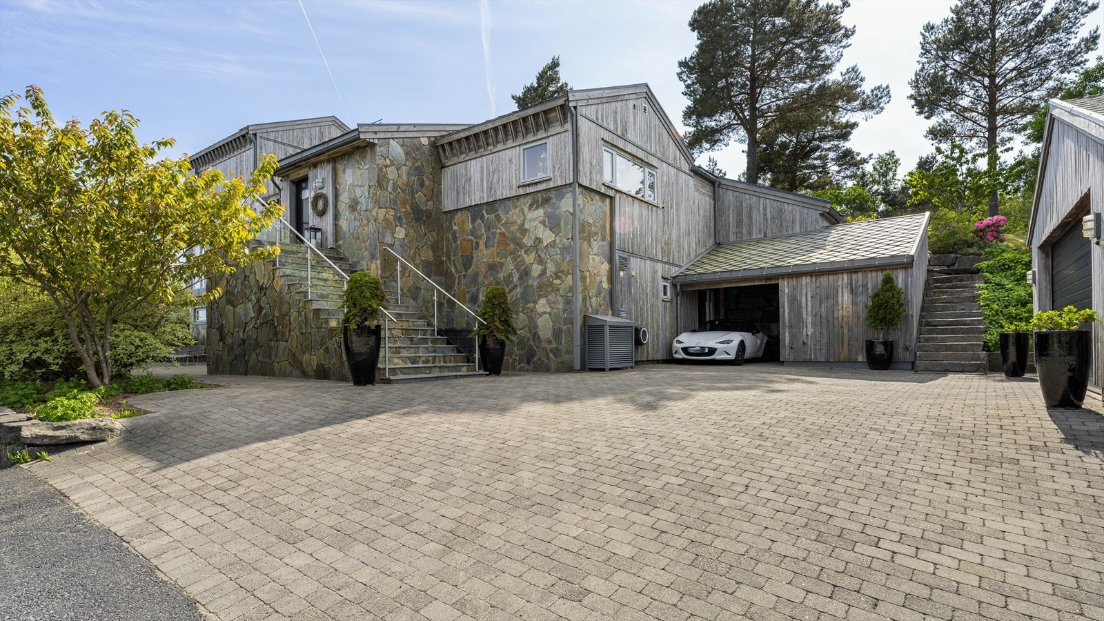 Gode parkeringsmuligheter i gårdstunet. Galleribilde