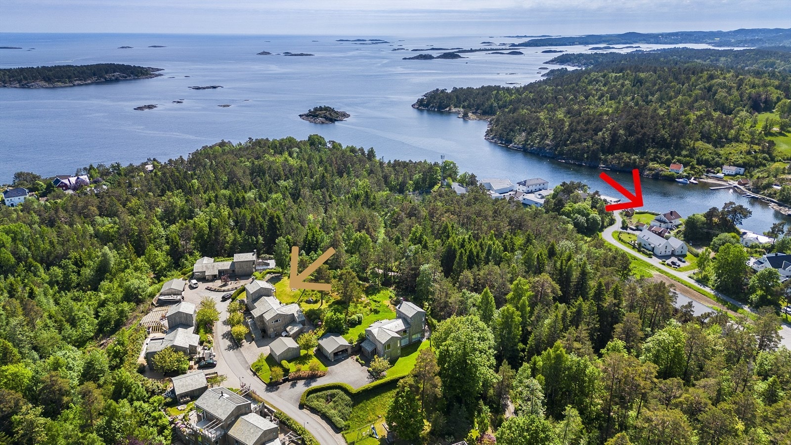 Rød pil viser brygge og båtplass, gul pil viser eiendommen. Galleribilde