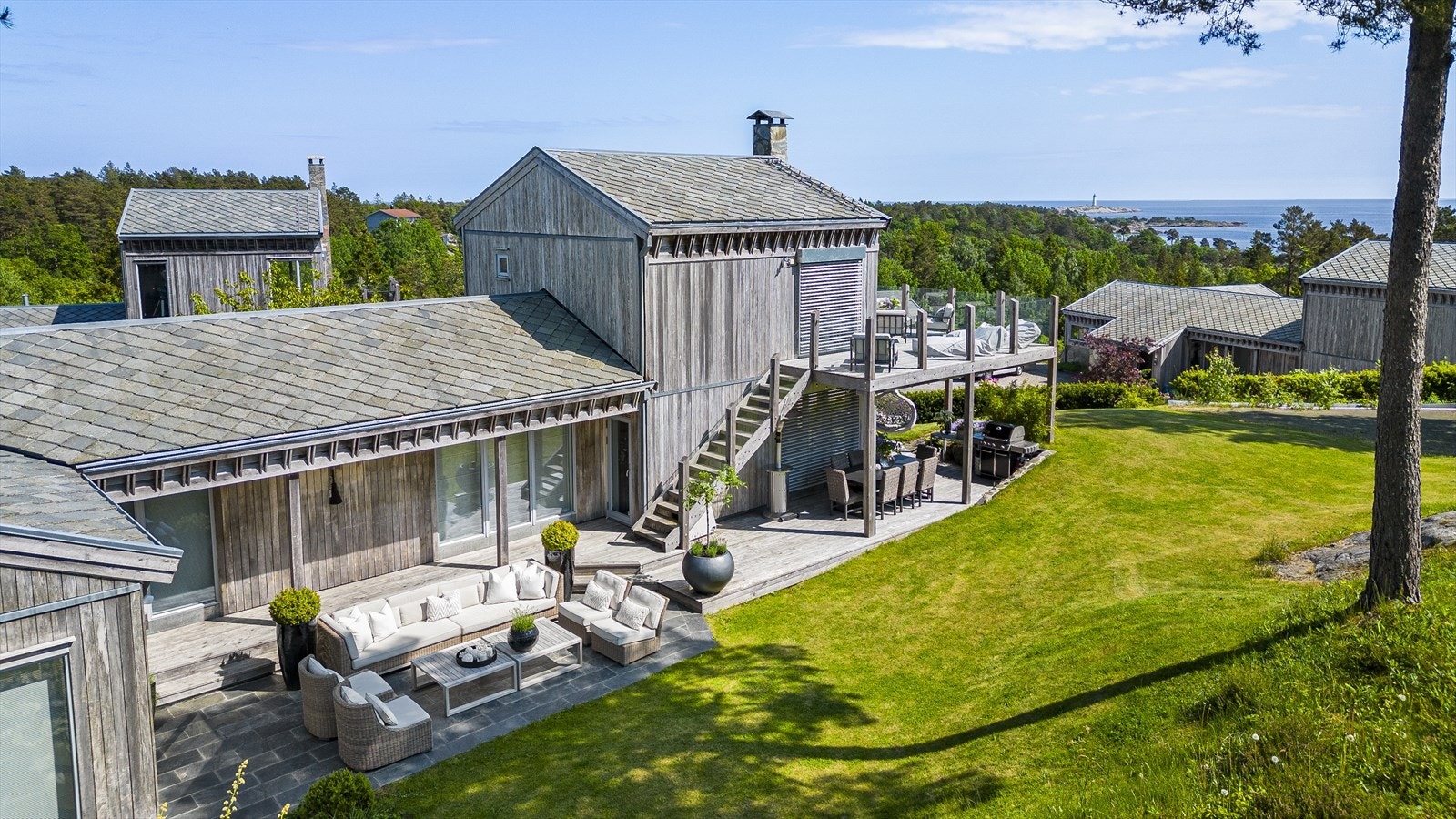 Oversiktsbilde over deler av hus og hage. Galleribilde