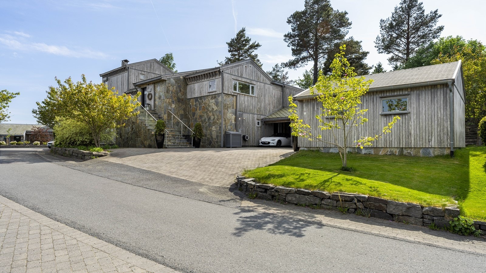 Ole Knudsens vei er privat , og driftes/eies av beboerne i boligfeltet. Galleribilde