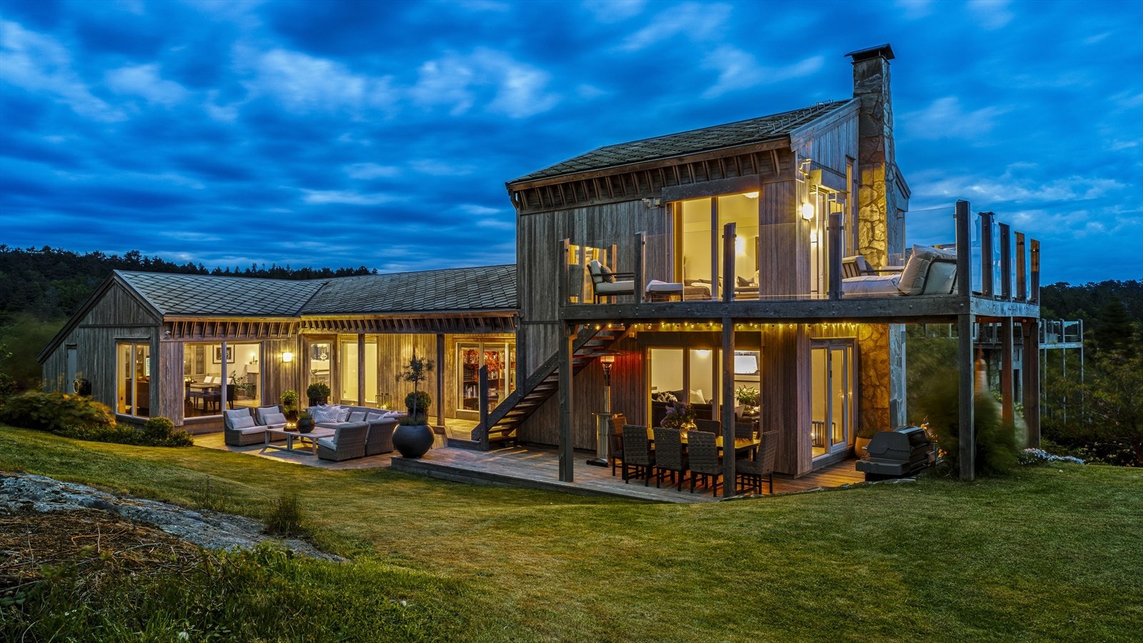 Velkommen til Ole Knudsens vei 6, en arkitektonisk perle med en sjeldent fin beliggenhet. Galleribilde