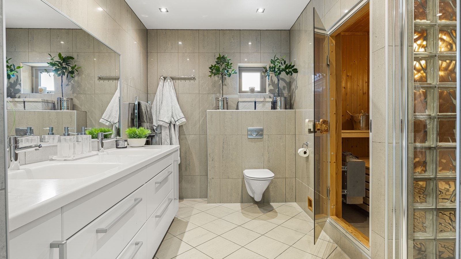 Hovedbadet er smakfullt innredet og inneholder blant annet dusjnisje og badstu. Galleribilde