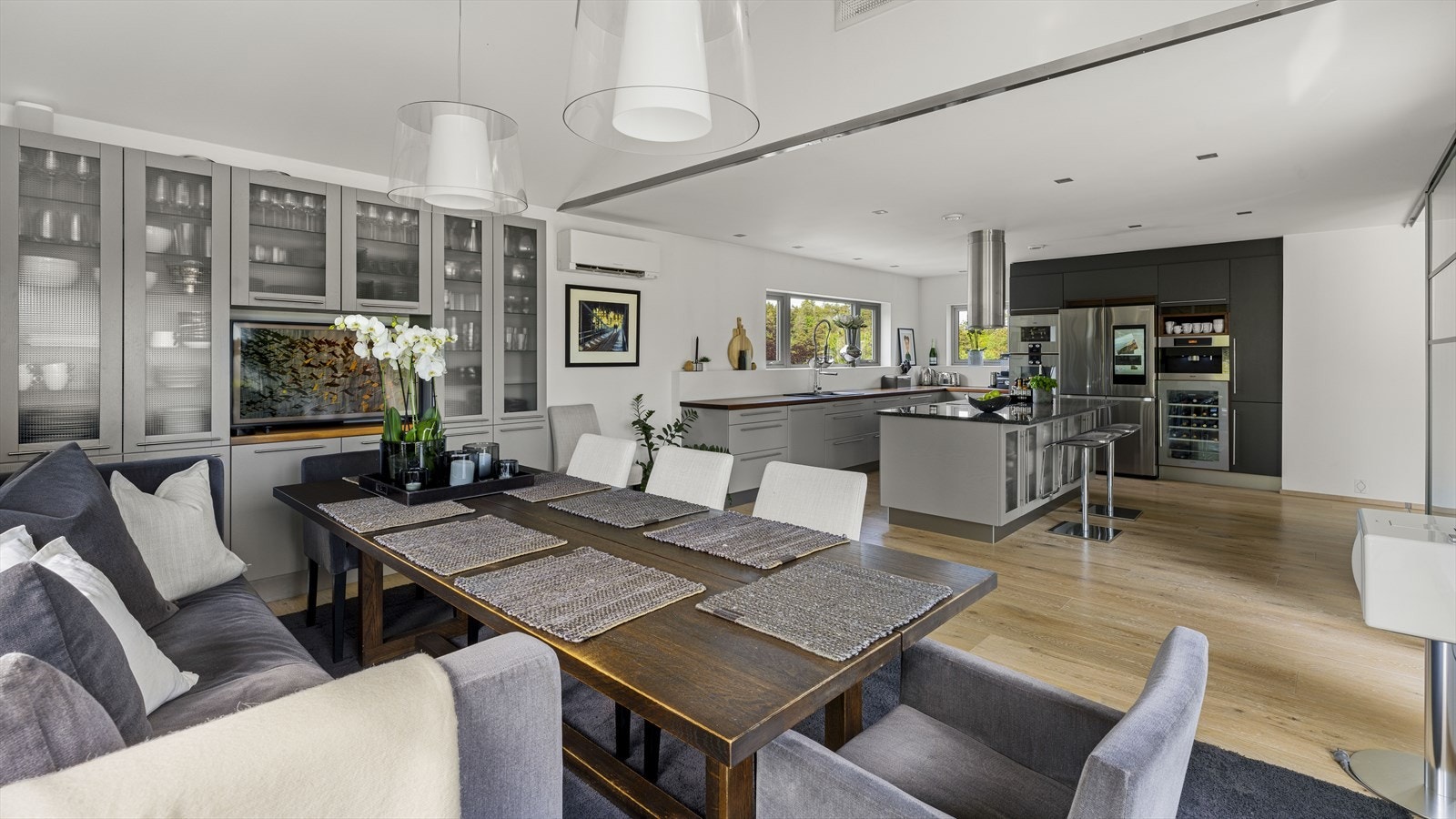 Oversiktsbilde over kjøkkenet med spiseavdeling. Galleribilde