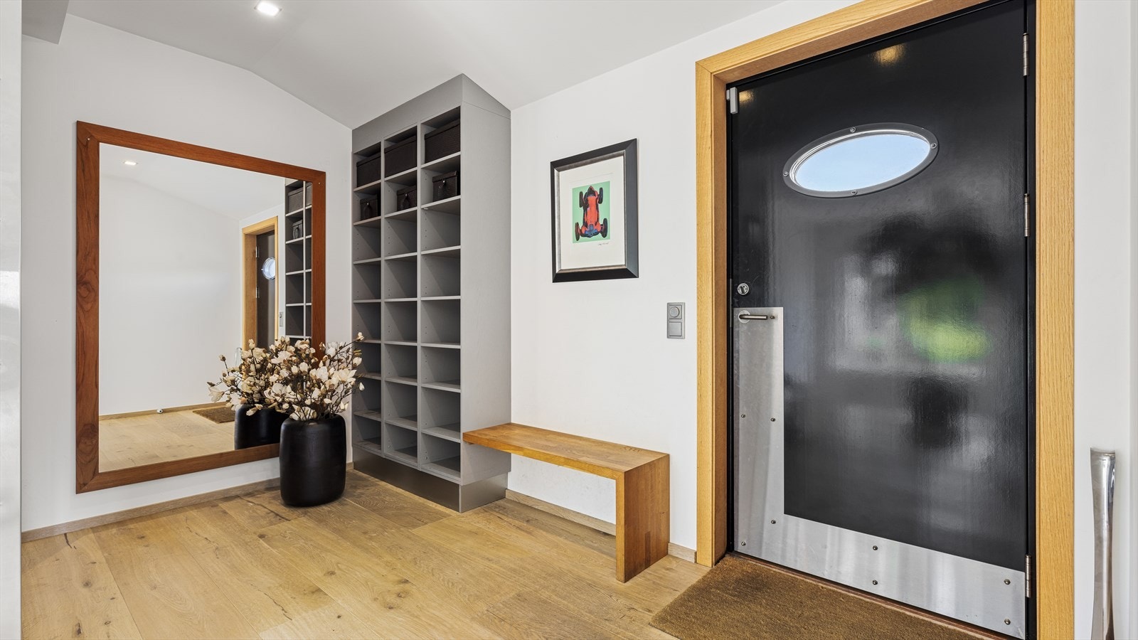 Inngangspartiet er også utformet med tanke på en hyggelig velkomst; døra slår innover. Galleribilde