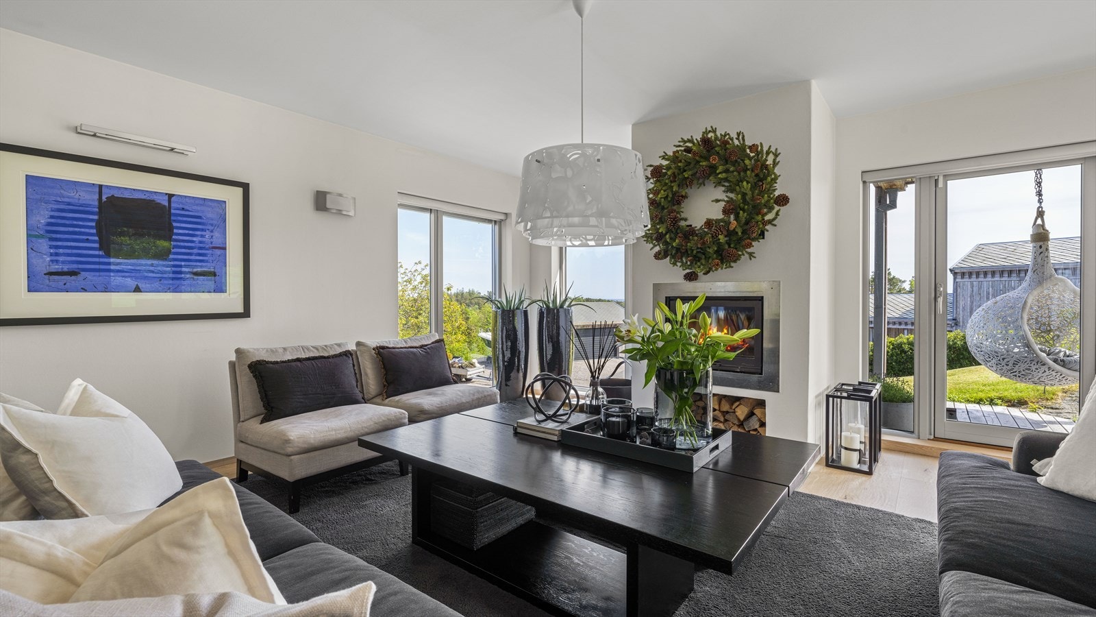 Stua i hovedetasjen er et fantastisk rom med det vakre ildstedet i sentrum. Galleribilde